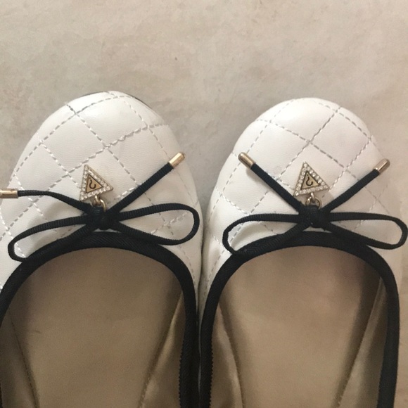 Guess  flat shoes size 8.5 - Picture 3 of 4